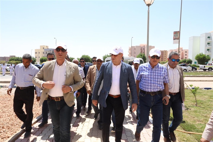 محافظ سوهاج ووزير الأسكان يتفقدان مشروعات الإسكان بمدينة سوهاج الجديدة