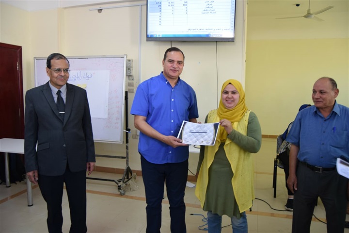 تكريم 100 طالب اجتازوا المعسكر التدريبي لريادة الأعمال بجامعة سوهاج