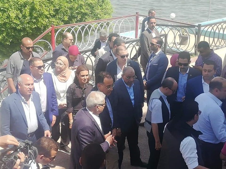 رئيس الوزراء يتفقد مشروع تطوير كورنيش النيل ويطالب بسرعة الانتهاء منه كاملاً خلال زيارته محافظة المنيا