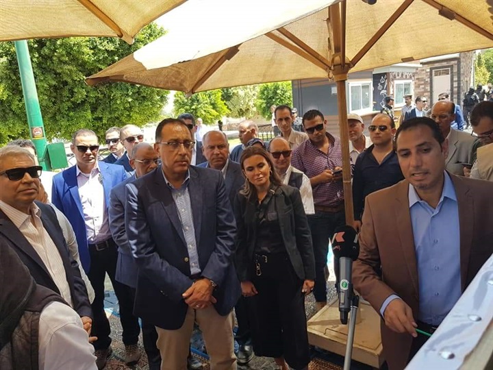 رئيس الوزراء يتفقد مشروع شارع مصر خلال زيارته لمحافظة المنيا