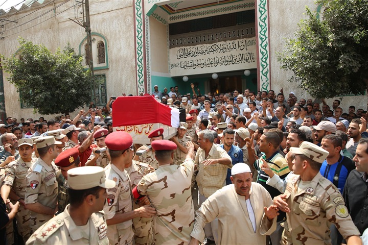 بالصور.. تشييع جثمان شهيد سيناء في جنازة عسكرية مهيبة بكفر الشيخ