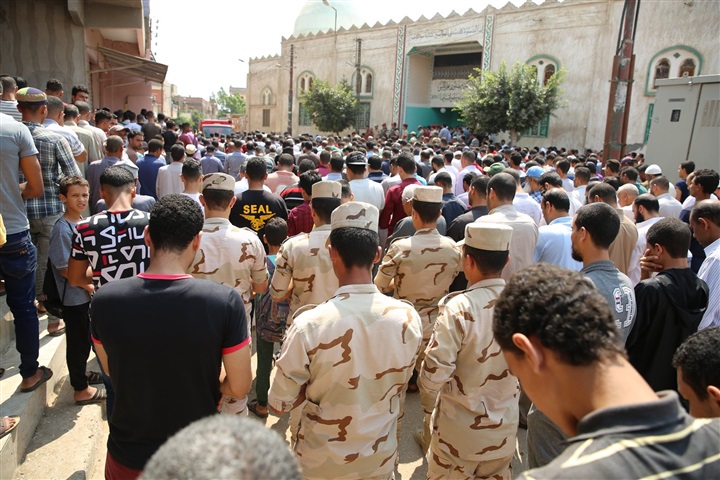 بالصور.. تشييع جثمان شهيد سيناء في جنازة عسكرية مهيبة بكفر الشيخ