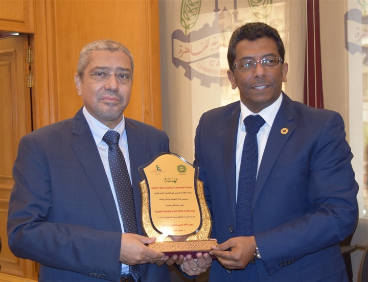 العربي يتسلم درع تذكاري عن دوره في التنمية الاقتصادية العربي يتسلم درع تذكاري عن دوره في التنمية الاقتصادية
