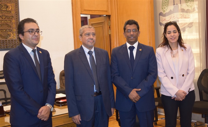 العربي يتسلم درع تذكاري عن دوره في التنمية الاقتصادية العربي يتسلم درع تذكاري عن دوره في التنمية الاقتصادية