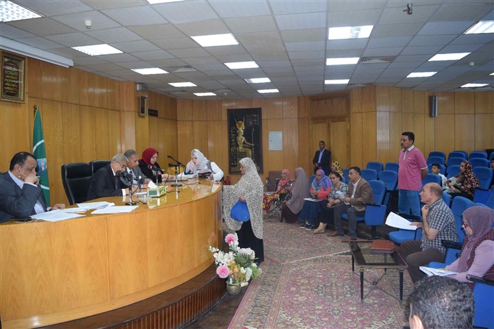 محافظ المنيا يوجه بتخصيص شقة من الأولي بالرعاية لسيدة معيلة