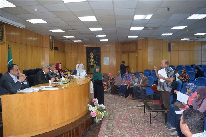 محافظ المنيا يوجه بتخصيص شقة من الأولي بالرعاية لسيدة معيلة