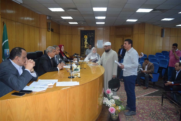 محافظ المنيا يوجه بتخصيص شقة من الأولي بالرعاية لسيدة معيلة