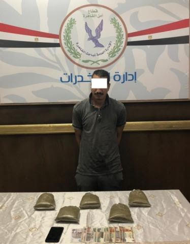 أمن القاهرة ينجح في ضبط عنصرين إجراميين بحوزتهما كمية من الحشيش والفودو بالمرج أمن القاهرة ينجح في ضبط عنصرين إجراميين بحوزتهما كمية من الحشيش والفودو بالمرج