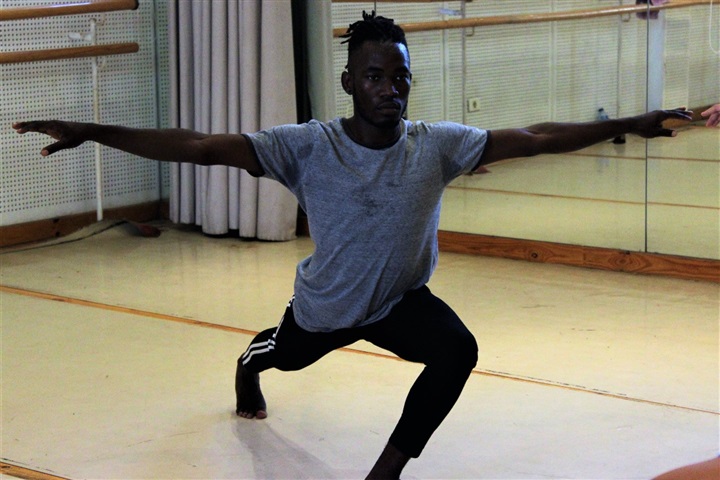 بالصور.. المتدربون يصممون تابلوها راقصا في ختام ورشة المدرب الأوغندى بالمعاصر والتجريبي 