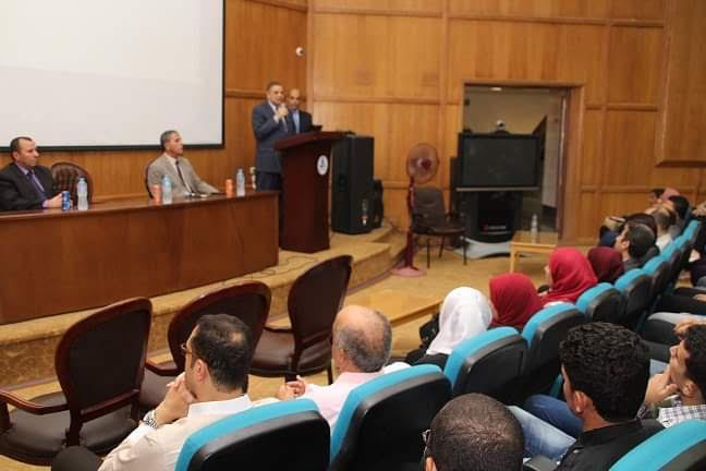 لتوعيتهم بخطورة الشائعات.. رئيس جامعة كفر الشيخ يلتقي طلاب كليتي الذكاء الاصطناعي والطب البيطري الجدد 