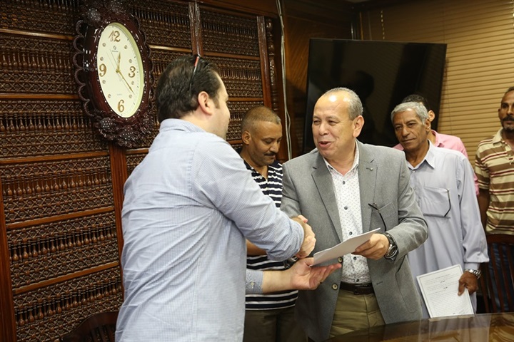 بالصور.. تسليم 13 عقد تقنين جديد للمستفيدين من أراضي أملاك الدولة بكفر الشيخ