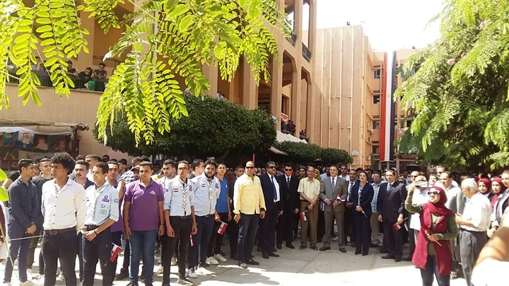 في ثاني أيام الدراسة: "السعيد" يتفقد كليات جامعة بنها ويلتقى بالطلاب داخل المدرجات