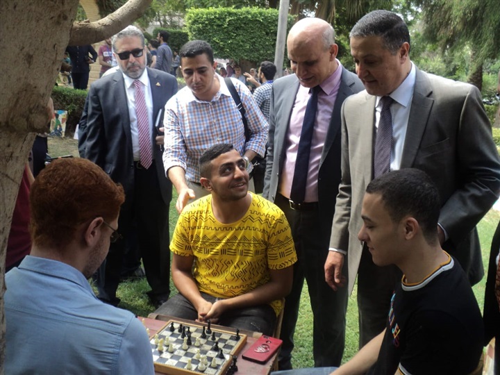 في ثاني أيام الدراسة: "السعيد" يتفقد كليات جامعة بنها ويلتقى بالطلاب داخل المدرجات