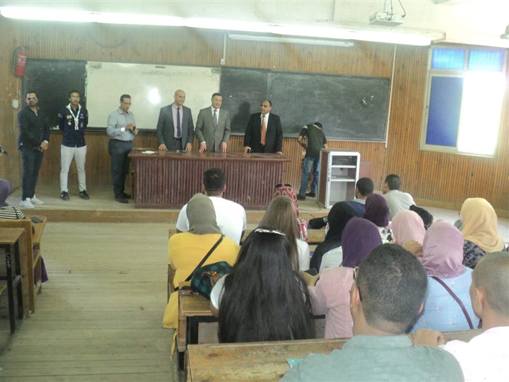 في ثاني أيام الدراسة: "السعيد" يتفقد كليات جامعة بنها ويلتقى بالطلاب داخل المدرجات