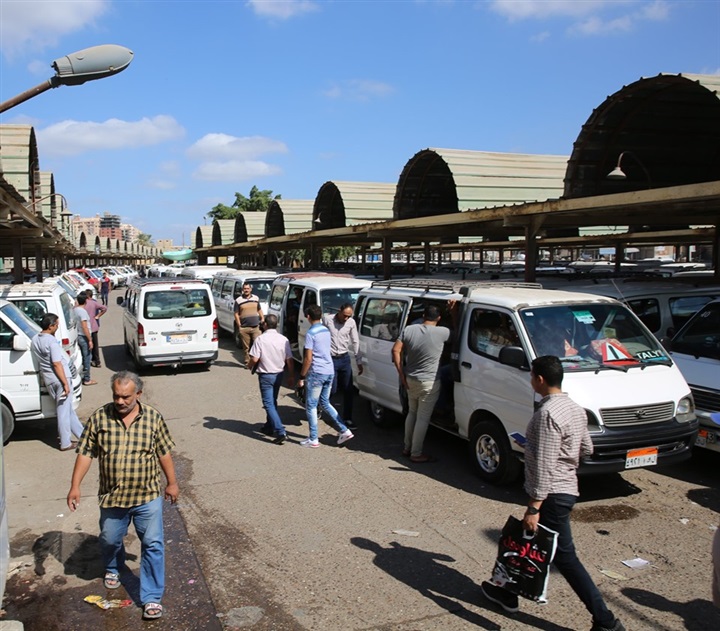 في أول أيام الدراسة.. محافظ كفر الشيخ يتابع حركة نقل الركاب بمجمع المواقف "صور"