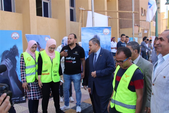 بالصور.. رئيس جامعة كفر الشيخ يتفقد معرض الأشغال الفنية
