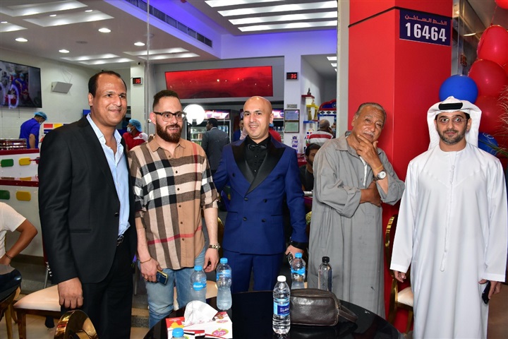 النجوم تحتفل مع أبوطارق بافتتاح مدرسة الكشرى بالتجمع الخامس النجوم تحتفل مع أبوطارق بافتتاح مدرسة الكشرى بالتجمع الخامس
