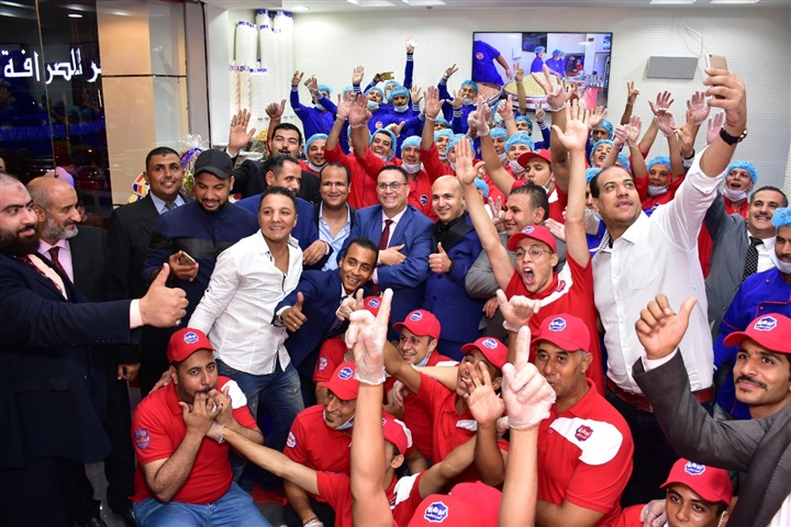 النجوم تحتفل مع أبوطارق بافتتاح مدرسة الكشرى بالتجمع الخامس النجوم تحتفل مع أبوطارق بافتتاح مدرسة الكشرى بالتجمع الخامس