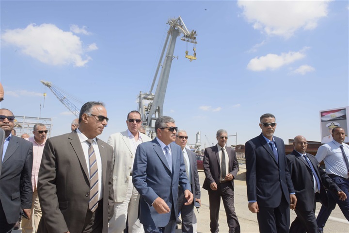 الفريق أسامة ربيع يتفقد ترسانات الهيئة بالسويس ومركز التدريب المهني ويلتقي بالعاملين