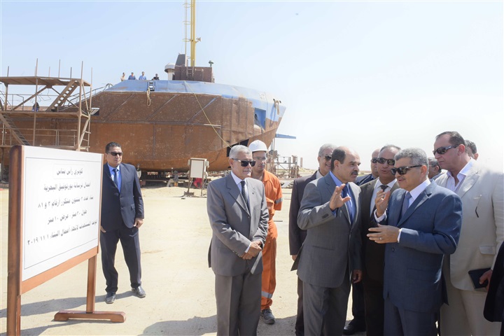 الفريق أسامة ربيع يتفقد ترسانات الهيئة بالسويس ومركز التدريب المهني ويلتقي بالعاملين