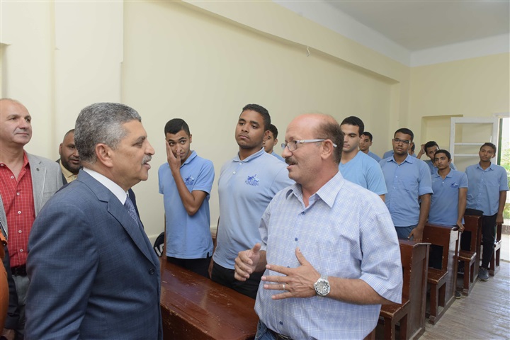 الفريق أسامة ربيع يتفقد ترسانات الهيئة بالسويس ومركز التدريب المهني ويلتقي بالعاملين