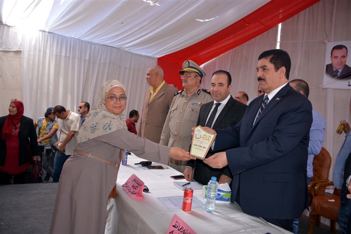محافظ القليوبية يكرم المتفوقين بمدرسة ترسا 