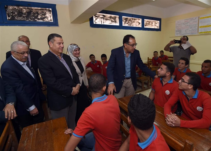 رئيس الوزراء يتفقد المدرسة الثانوية الفنية لمياه الشرب والصرف الصحي بمدينة بني سويف