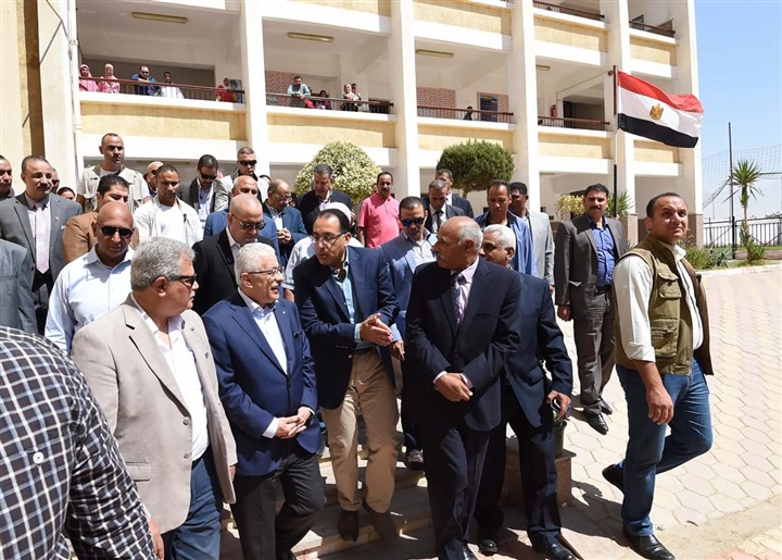 رئيس الوزراء يتفقد المدرسة الثانوية الفنية لمياه الشرب والصرف الصحي بمدينة بني سويف