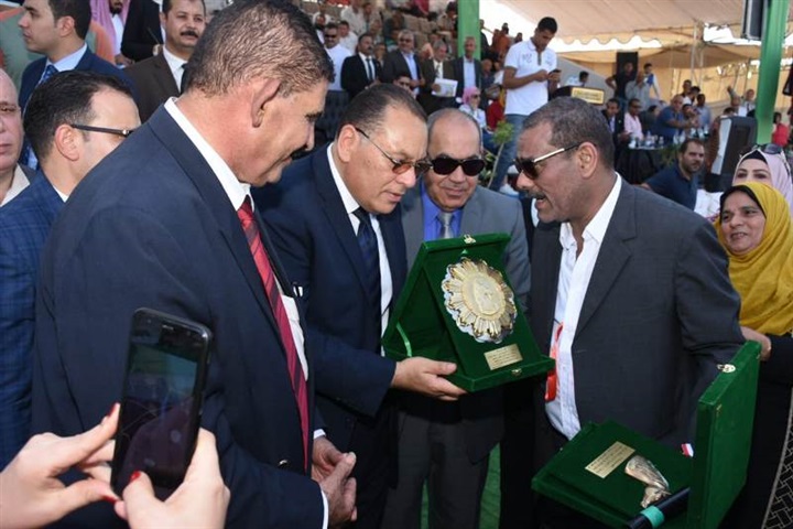 محافظ الشرقية يسلم دروع التميز للفائزين في مسابقة جمال الخيول العربية المسجلة 