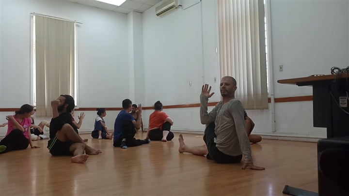 بالصور.. بداية اليوم الثالث من ورشة إخراج المسرح الراقص للأمريكي دان سيفر ضمن فعاليات المعاصر والتجريبي بالصور.. بداية اليوم الثالث من ورشة إخراج المسرح الراقص للأمريكي دان سيفر ضمن فعاليات المعاصر والتجريبي