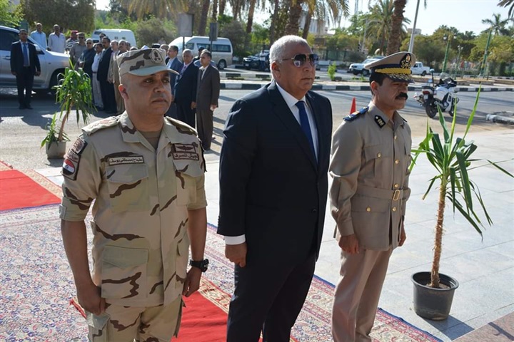 محافظ الوادي الجديد يضع أكليل الزهور علي النصب التذكاري للشهداء في ذكري عيد القوات المسلحة