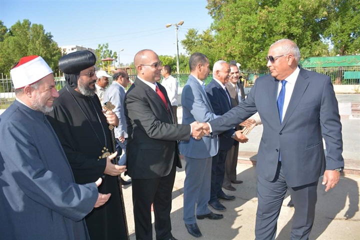 محافظ الوادي الجديد يضع أكليل الزهور علي النصب التذكاري للشهداء في ذكري عيد القوات المسلحة