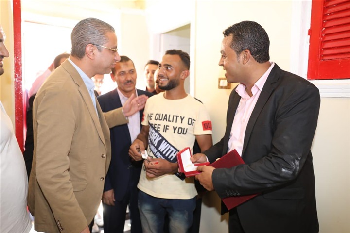 محافظ سوهاج يسلم مفاتيح منازل بعد تأهيلها بقرى "البلينا" و"طما" ضمن مبادرة "حياة كريمة"
