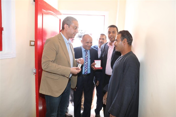 محافظ سوهاج يسلم مفاتيح منازل بعد تأهيلها بقرى "البلينا" و"طما" ضمن مبادرة "حياة كريمة"