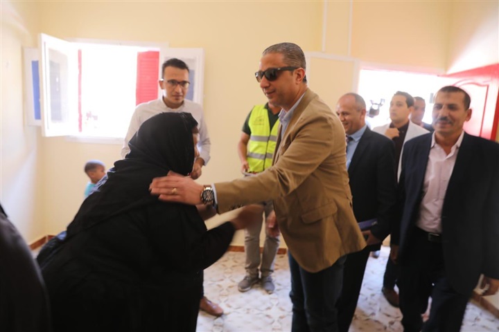 محافظ سوهاج يسلم مفاتيح منازل بعد تأهيلها بقرى "البلينا" و"طما" ضمن مبادرة "حياة كريمة"