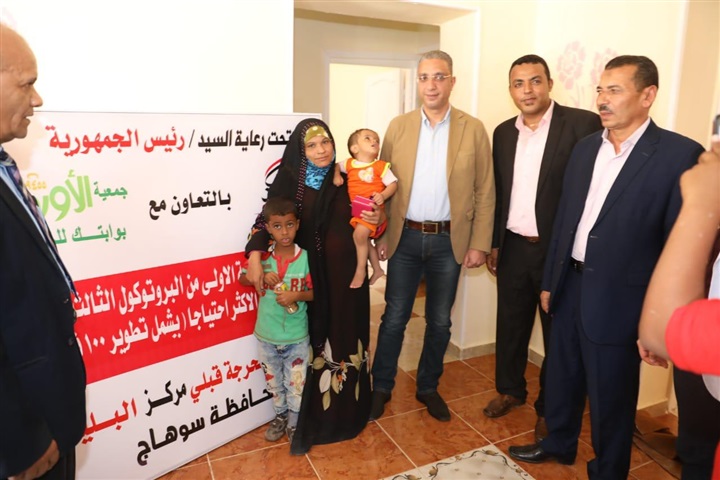 محافظ سوهاج يسلم مفاتيح منازل بعد تأهيلها بقرى "البلينا" و"طما" ضمن مبادرة "حياة كريمة"
