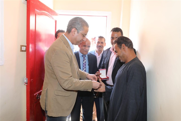 محافظ سوهاج يسلم مفاتيح منازل بعد تأهيلها بقرى "البلينا" و"طما" ضمن مبادرة "حياة كريمة"