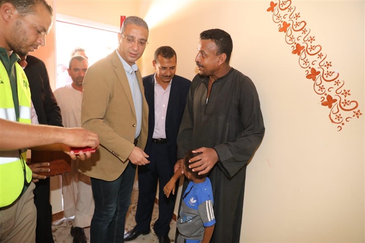 محافظ سوهاج يسلم مفاتيح منازل بعد تأهيلها بقرى "البلينا" و"طما" ضمن مبادرة "حياة كريمة"