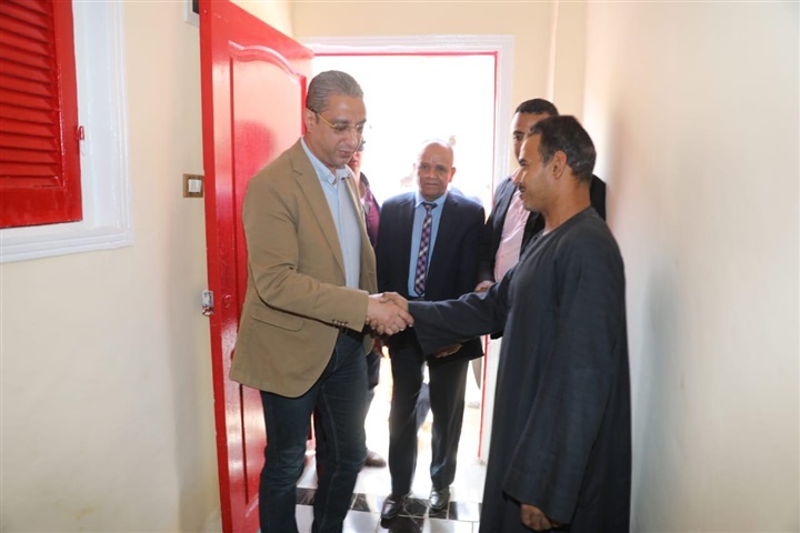 محافظ سوهاج يسلم مفاتيح منازل بعد تأهيلها بقرى "البلينا" و"طما" ضمن مبادرة "حياة كريمة"