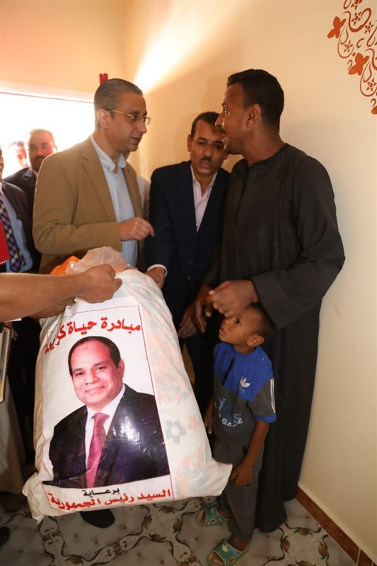 محافظ سوهاج يسلم مفاتيح منازل بعد تأهيلها بقرى "البلينا" و"طما" ضمن مبادرة "حياة كريمة"