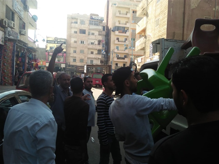 حملة لإزالة اشغالات مقهي ومطعم بشارع الإسكندرية  وتوسعات وحدة سكنية بعمارات الروضة   بمطروح