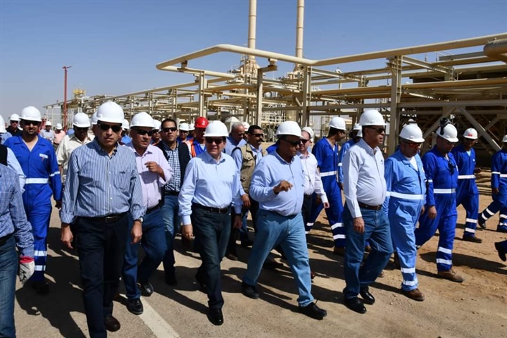 وزير البترول يتفقد موقع إنتاج بدر3 بالصحراء الغربية وزير البترول يتفقد موقع إنتاج بدر3 بالصحراء الغربية