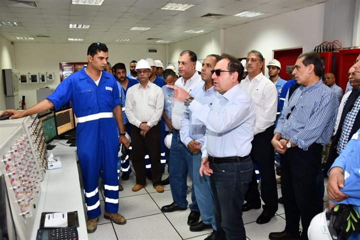 وزير البترول يتفقد موقع إنتاج بدر3 بالصحراء الغربية وزير البترول يتفقد موقع إنتاج بدر3 بالصحراء الغربية