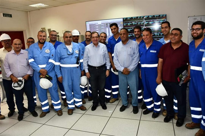 وزير البترول يتفقد موقع إنتاج بدر3 بالصحراء الغربية وزير البترول يتفقد موقع إنتاج بدر3 بالصحراء الغربية