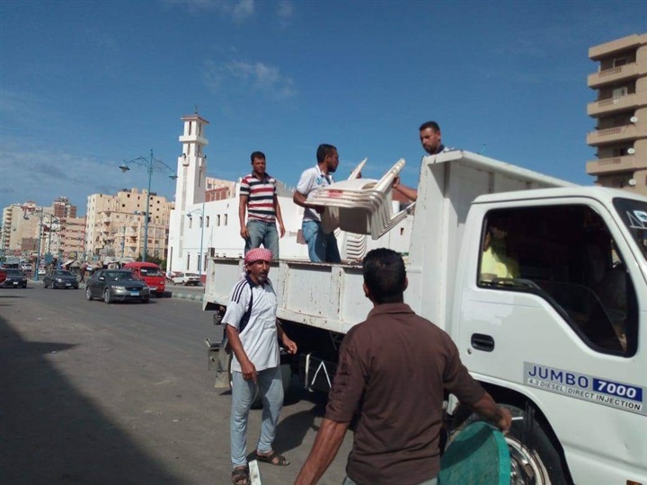 استمرار حملات ازالة الاشغالات بوسط مدينة مرسى مطروح حفاظا على الشكل الحضارى