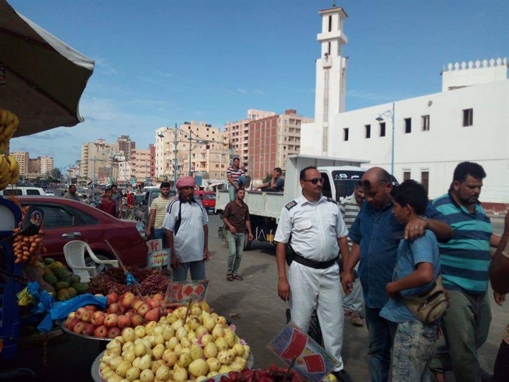 استمرار حملات ازالة الاشغالات بوسط مدينة مرسى مطروح حفاظا على الشكل الحضارى