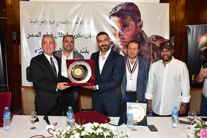 في ندوة "الممر".. الأمير أباظة يكرم صناع الفيلم في ندوة "الممر".. الأمير أباظة يكرم صناع الفيلم