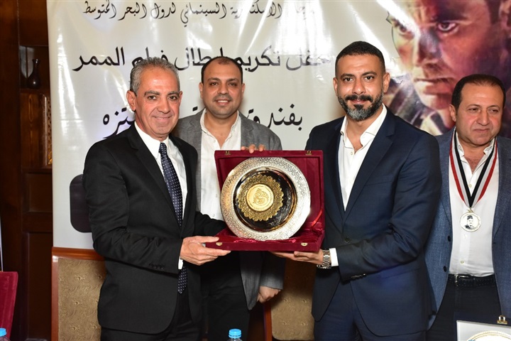 في ندوة "الممر".. الأمير أباظة يكرم صناع الفيلم في ندوة "الممر".. الأمير أباظة يكرم صناع الفيلم