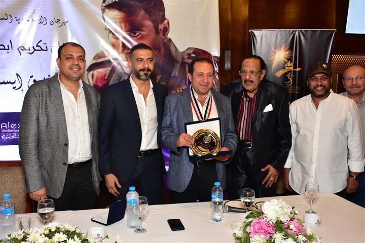 في ندوة "الممر".. الأمير أباظة يكرم صناع الفيلم في ندوة "الممر".. الأمير أباظة يكرم صناع الفيلم