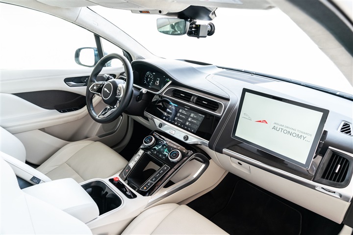 نموذج جاكوار I-PACE ذاتية القيادة تقدم لمحة عن المستقبل في مؤتمر دبي العالمي للتنقل ذاتي القيادة نموذج جاكوار I-PACE ذاتية القيادة تقدم لمحة عن المستقبل في مؤتمر دبي العالمي للتنقل ذاتي القيادة